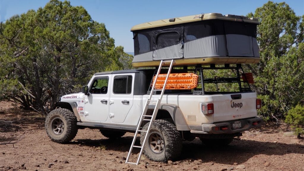 jeep-gladiator-with-hardshell-rooftop-tent